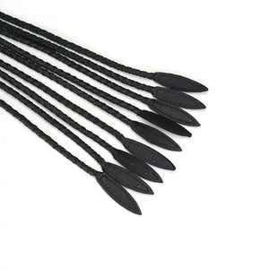 Fouet à neuf queues en cuir noir tressé avec pointes de cuir. Accessoire BDSM léger et maniable, avec prise ferme et boucle de suspension discrète.