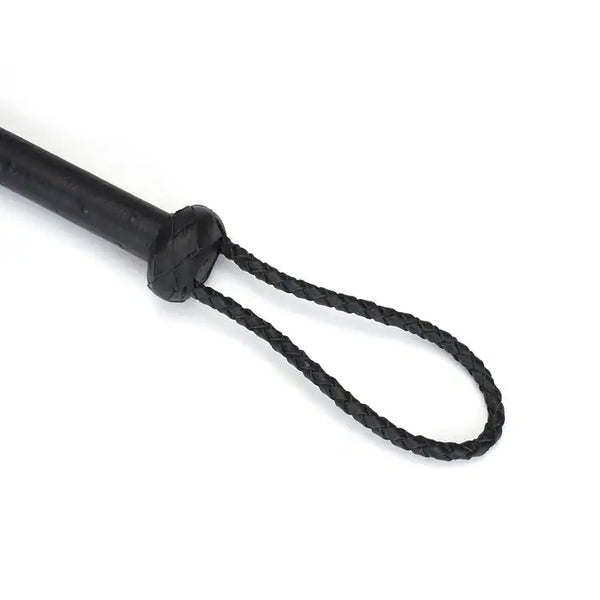 Fouet à neuf queues en cuir noir tressé avec pointes de cuir. Accessoire BDSM léger et maniable, avec prise ferme et boucle de suspension discrète.