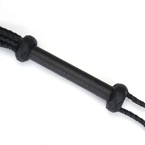 Fouet à neuf queues en cuir noir tressé avec pointes de cuir. Accessoire BDSM léger et maniable, avec prise ferme et boucle de suspension discrète.