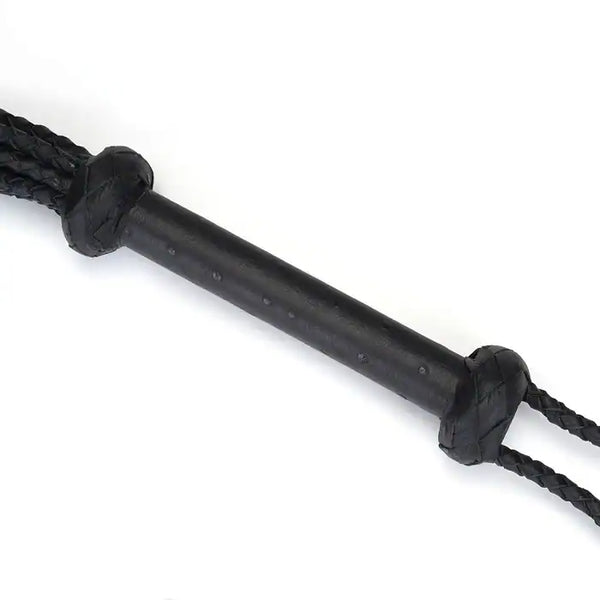 Fouet à neuf queues en cuir noir tressé avec pointes de cuir. Accessoire BDSM léger et maniable, avec prise ferme et boucle de suspension discrète.