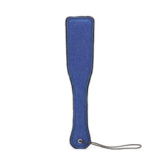Paddle en denim de la marque Liebe Seele, à la forme allongée avec lanière de maintien, présenté sur fond clair dans l’univers Brigade Mondaine Paris.
