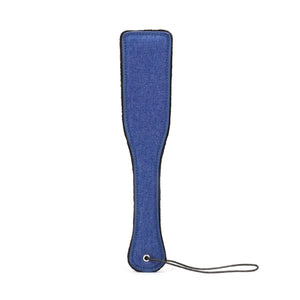 Paddle en denim de la marque Liebe Seele, à la forme allongée avec lanière de maintien, présenté sur fond clair dans l’univers Brigade Mondaine Paris.