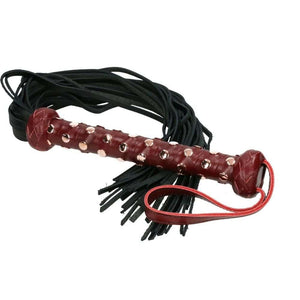 Packshot d'un Martinet avec un Manche en Cuir Rouge et Lanières en Cuir Noir