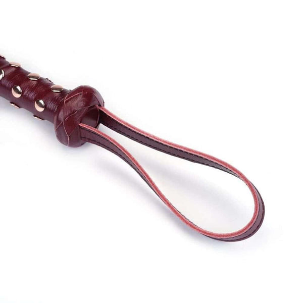 Détail du Packshot d'un Martinet avec un Manche en Cuir Rouge et Lanières en Cuir Noir