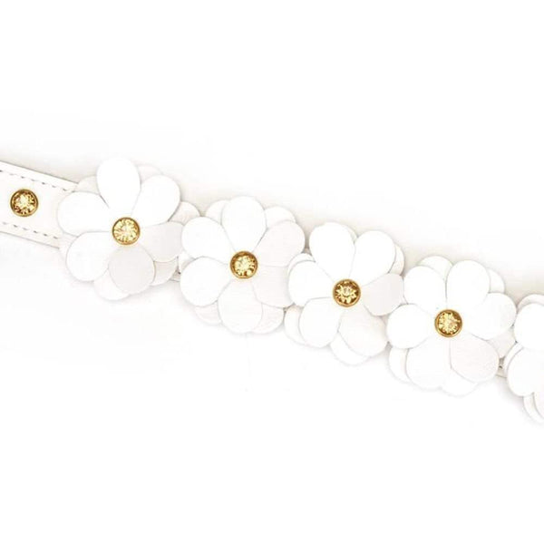 Détail du Packshot du Collier en Cuir Blanc avec Fleurs en Cuir Blanc Mis à Plat