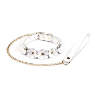 Packshot du Collier en Cuir Blanc avec Fleurs en Cuir Blanc et Laisse en Cuir Blanc et Chaine Or