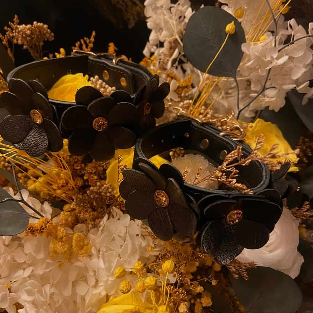 Menottes en cuir noir au design fleur.