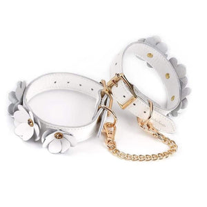 Packshot de 3/4 de Menottes pour Chevilles en Cuir Blanc avec Fleurs en Cuir Blanc et Chaîne Or