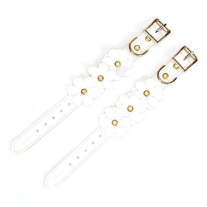 Packshot du Dessus de Menottes en Cuir Blanc avec Fleurs en Cuir Blanc Mises à Plat