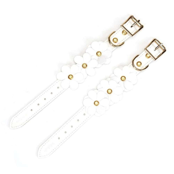 Packshot du Dessus de Menottes en Cuir Blanc avec Fleurs en Cuir Blanc Mises à Plat