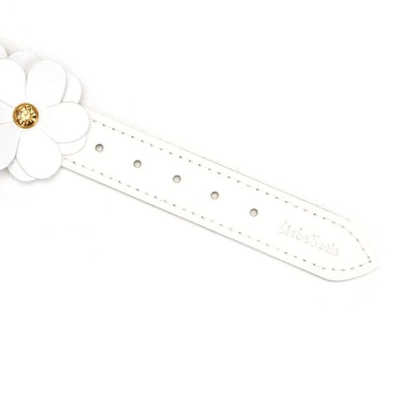 Détail du Packshot du Dessus de Menottes en Cuir Blanc avec Fleurs en Cuir Blanc Mises à Plat
