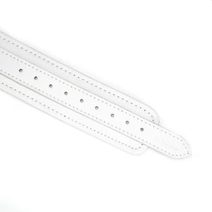 Packshot Collier et Laisse en Cuir Blanc avec Détail Sangle Attache