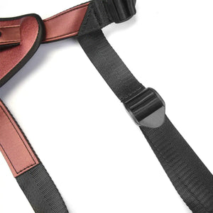 Harnais Strap-On Pink LIEBE SEELE avec base structurée rose, sangles noires réglables et anneaux métalliques, présenté à plat sur fond blanc, vue produit détaillée