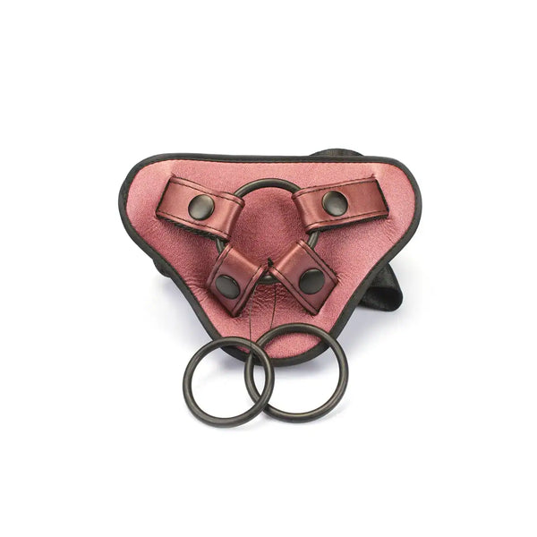 Harnais Strap-On Pink LIEBE SEELE avec base structurée rose, sangles noires réglables et anneaux métalliques, présenté à plat sur fond blanc, vue produit détaillée