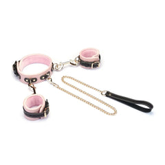 Set collier et menottes LIEBE SEELE en cuir de vache italien rose pâle, noir et doré, reliés par une chaîne dorée. Confort optimal pour les jeux de soumission élégants et raffinés.