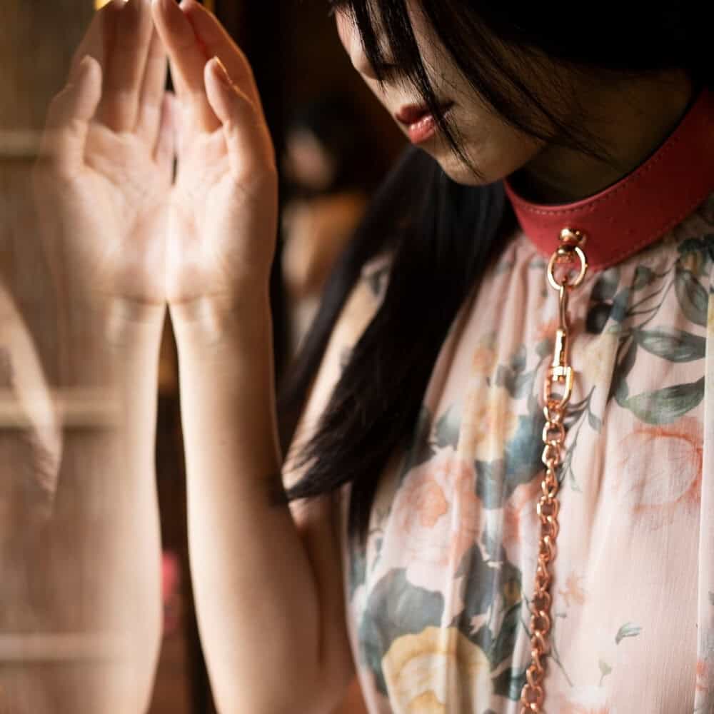 Collier Laisse Bdsm en Cuir de Vache Rose Orné de détails dorés brillants