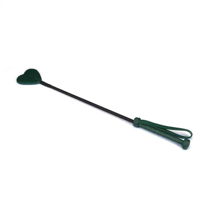 La cravache en cuir à embout cœur de la collection Mossy Chic allie cuir vert profond et finition métallique dorée. Son embout en forme de cœur imprime des traces délicates mais marquantes, tandis que le manche en cuir tressé assure une prise parfaite. La dragonne en cuir permet un contrôle optimal, créant un équilibre parfait entre élégance et discipline. À combiner avec d'autres accessoires de la collection pour des jeux BDSM raffinés.