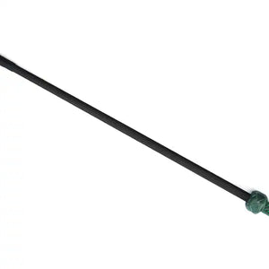 La cravache en cuir à embout cœur de la collection Mossy Chic allie cuir vert profond et finition métallique dorée. Son embout en forme de cœur imprime des traces délicates mais marquantes, tandis que le manche en cuir tressé assure une prise parfaite. La dragonne en cuir permet un contrôle optimal, créant un équilibre parfait entre élégance et discipline. À combiner avec d'autres accessoires de la collection pour des jeux BDSM raffinés.