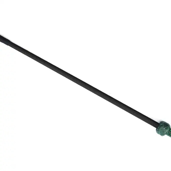 La cravache en cuir à embout cœur de la collection Mossy Chic allie cuir vert profond et finition métallique dorée. Son embout en forme de cœur imprime des traces délicates mais marquantes, tandis que le manche en cuir tressé assure une prise parfaite. La dragonne en cuir permet un contrôle optimal, créant un équilibre parfait entre élégance et discipline. À combiner avec d'autres accessoires de la collection pour des jeux BDSM raffinés.