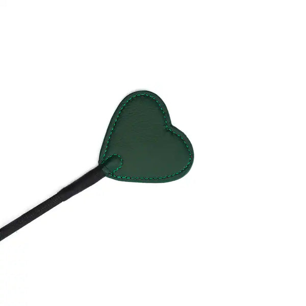 La cravache en cuir à embout cœur de la collection Mossy Chic allie cuir vert profond et finition métallique dorée. Son embout en forme de cœur imprime des traces délicates mais marquantes, tandis que le manche en cuir tressé assure une prise parfaite. La dragonne en cuir permet un contrôle optimal, créant un équilibre parfait entre élégance et discipline. À combiner avec d'autres accessoires de la collection pour des jeux BDSM raffinés.