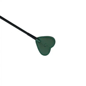 La cravache en cuir à embout cœur de la collection Mossy Chic allie cuir vert profond et finition métallique dorée. Son embout en forme de cœur imprime des traces délicates mais marquantes, tandis que le manche en cuir tressé assure une prise parfaite. La dragonne en cuir permet un contrôle optimal, créant un équilibre parfait entre élégance et discipline. À combiner avec d'autres accessoires de la collection pour des jeux BDSM raffinés.