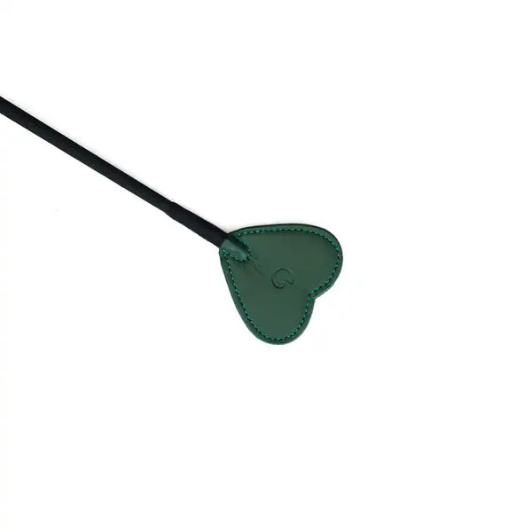 La cravache en cuir à embout cœur de la collection Mossy Chic allie cuir vert profond et finition métallique dorée. Son embout en forme de cœur imprime des traces délicates mais marquantes, tandis que le manche en cuir tressé assure une prise parfaite. La dragonne en cuir permet un contrôle optimal, créant un équilibre parfait entre élégance et discipline. À combiner avec d'autres accessoires de la collection pour des jeux BDSM raffinés.