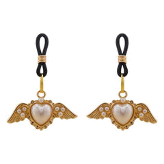 Pinces pour tétons Angel de la marque Liebe Seele, ornées de cœurs ailés dorés et de perles, reliées par des attaches noires, présentées sur fond clair dans l’univers Brigade Mondaine Paris.