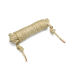 Cordage LIEBE SEELE en jute beige chanvre pour shibari. 10 mètres de longueur, 6 mm de diamètre. Idéal pour créer des nœuds et motifs visuellement saisissants. Haute qualité pour une expérience sensorielle unique.