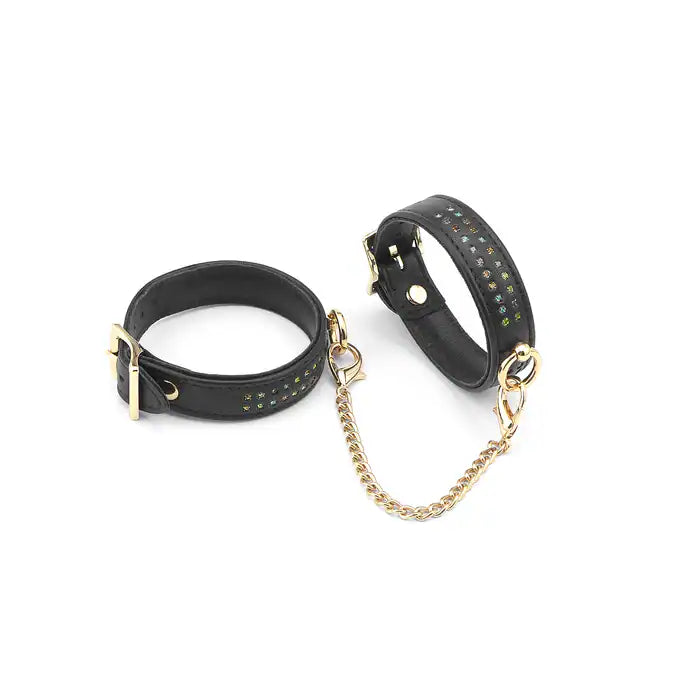 Menottes de Chevilles en Cuir Véritable de Vache Orné de Cristaux Multicolore Discrets avec Attaches O et Chaîne en Métal Doré