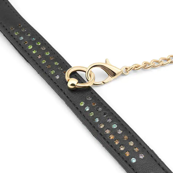 Menottes de Chevilles en Cuir Véritable de Vache Orné de Cristaux Multicolore Discrets avec Attaches O et Chaîne en Métal Doré