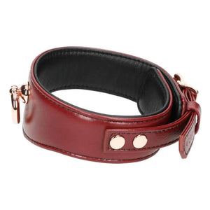 Packshot de Côté d'un Collier Incurvé en Cuir Rouge