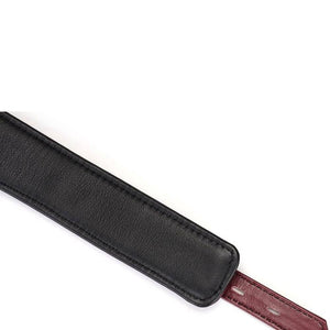 Détail du Revers du Packshot de Menottes mises à plat en Cuir couleur Rouge avec Chaine Or
