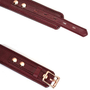 Détail du Packshot de Menottes mises à plat en Cuir couleur Rouge avec Chaine Or