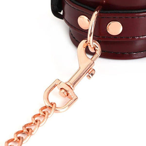 Détail du Packshot du Devant de Menottes en Cuir couleur Rouge avec Chaine Or