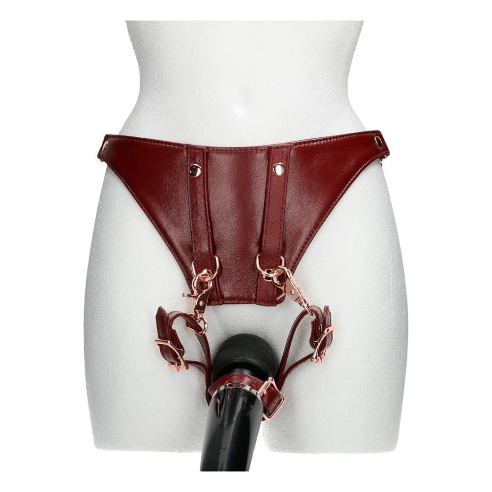 Photo sur Mannequin du Devant d'une Ceinture Harnais en Cuir couleur Rouge avec un Vibromasseur