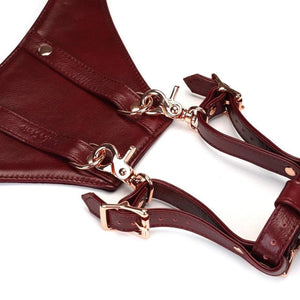 Détail du Packshot du Devant d'une Ceinture Harnais en Cuir couleur Rouge
