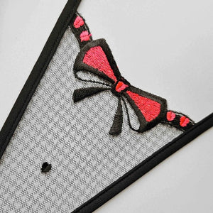 Mini string en tulle noir et blanc à carreaux avec nœud rouge, broderies fines et coupe graphique, modèle Black Dot de Lucky Cheeks.