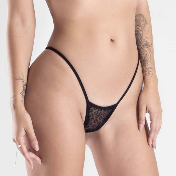 Détail d'une Photo d'une Femme de 3/4 portant un String Bijou Noir avec motif Panthère