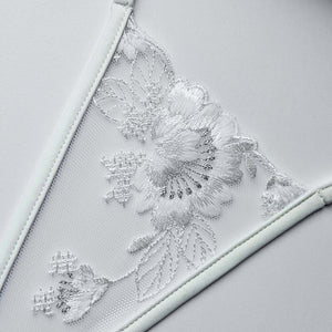 Mini-string « So Cool » de LUCKY CHEEKS en tulle blanc et argent, broderies florales, chaînes en zamac et pierres Swarovski, fabrication artisanale en Allemagne.