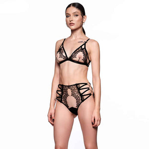 Ensemble Lilitus alliant résille, dentelle et élastique, pour former des pièces fortes et intemporelles