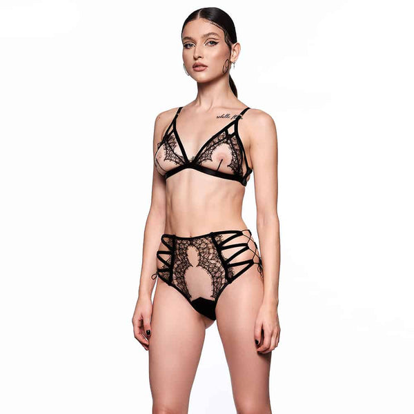 Ensemble Lilitus alliant résille, dentelle et élastique, pour former des pièces fortes et intemporelles
