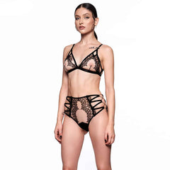 Ensemble Lilitus alliant résille, dentelle et élastique, pour former des pièces fortes et intemporelles