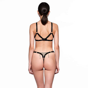 Ensemble Lilitus alliant résille, dentelle et élastique, pour former des pièces fortes et intemporelles, avec pour détail des anneaux le long de l'élastique