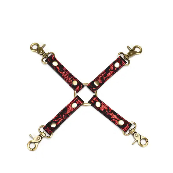 Hogtie croisé en simili cuir rouge rubis orné de dentelle noire avec détails en métal doré