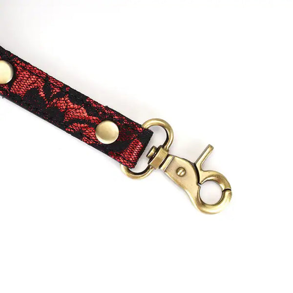 Hogtie croisé en simili cuir rouge rubis orné de dentelle noire avec détails en métal doré