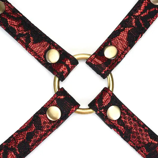 Hogtie croisé en simili cuir rouge rubis orné de dentelle noire avec détails en métal doré