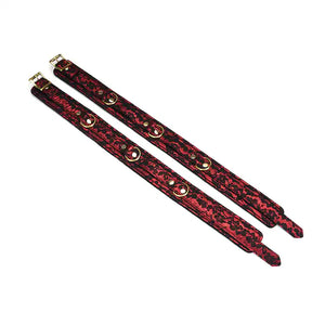 Menottes de cuisses en Cuir vegan rouge et noir avec boucles laiton vieilli dorés avec doublure en fourrure synthétique douce