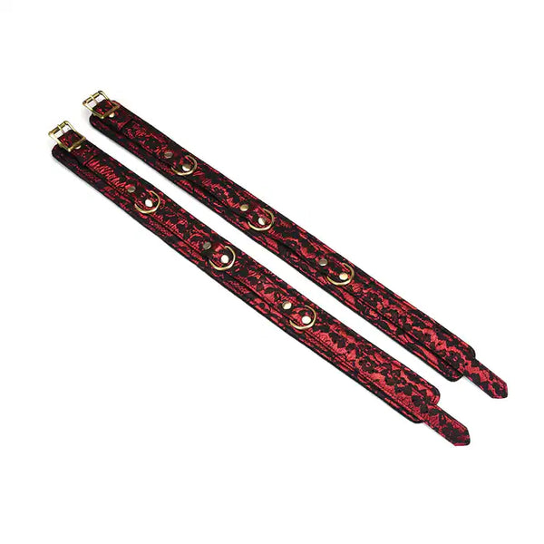 Menottes de cuisses en Cuir vegan rouge et noir avec boucles laiton vieilli dorés avec doublure en fourrure synthétique douce