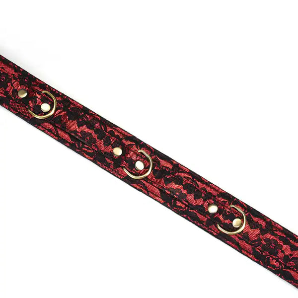 Menottes de cuisses en Cuir vegan rouge et noir avec boucles laiton vieilli dorés avec doublure en fourrure synthétique douce
