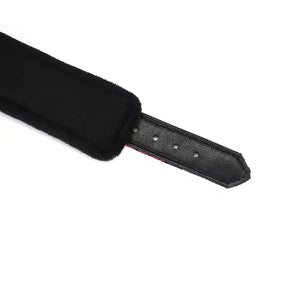 Menottes de cuisses en Cuir vegan rouge et noir avec boucles laiton vieilli dorés avec doublure en fourrure synthétique douce